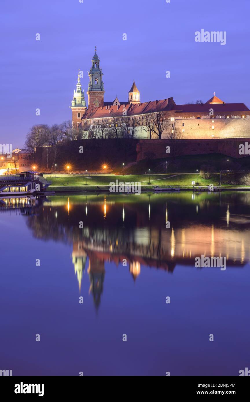 Château de Wawel, site classé au patrimoine mondial de l'UNESCO, se reflétant dans la Vistule, au lever du soleil, Cracovie, Pologne, Europe Banque D'Images