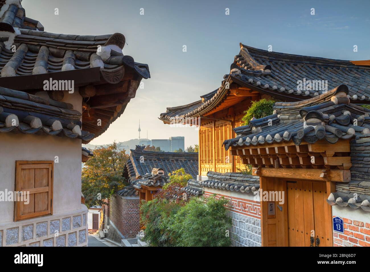 Maisons traditionnelles dans le village de Bukchon Hanok au lever du soleil, Séoul, Corée du Sud, Asie Banque D'Images
