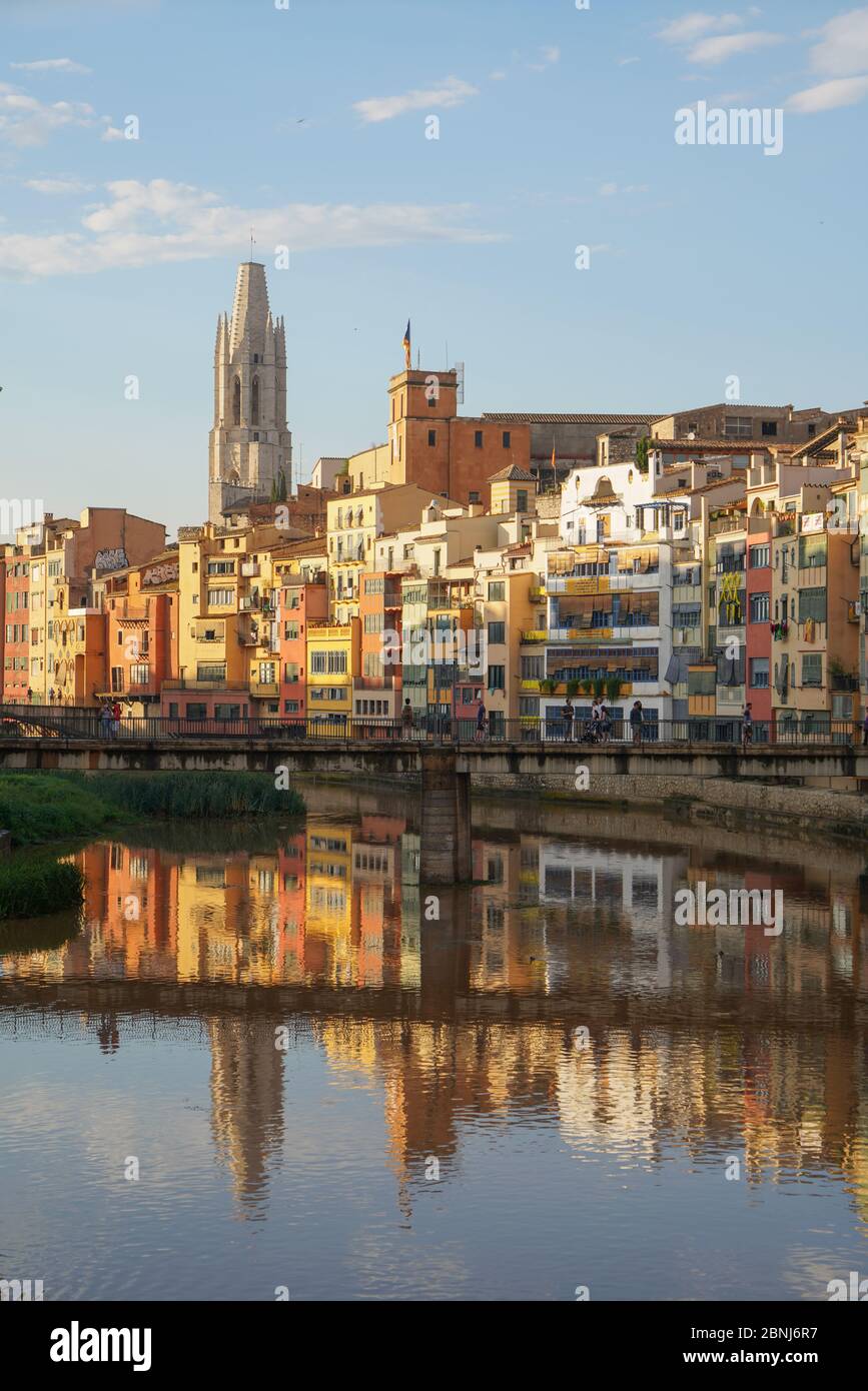 Maisons sur la rivière Onyar et l'église Saint-Félix, Gérone, Catalogne, Espagne, Europe Banque D'Images