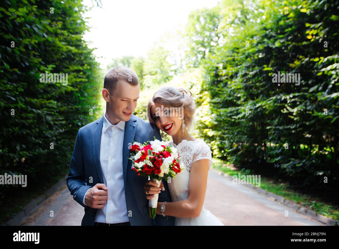 Bonne mariée et marié à leur mariage. Jeunes mariés dans le parc. Banque D'Images