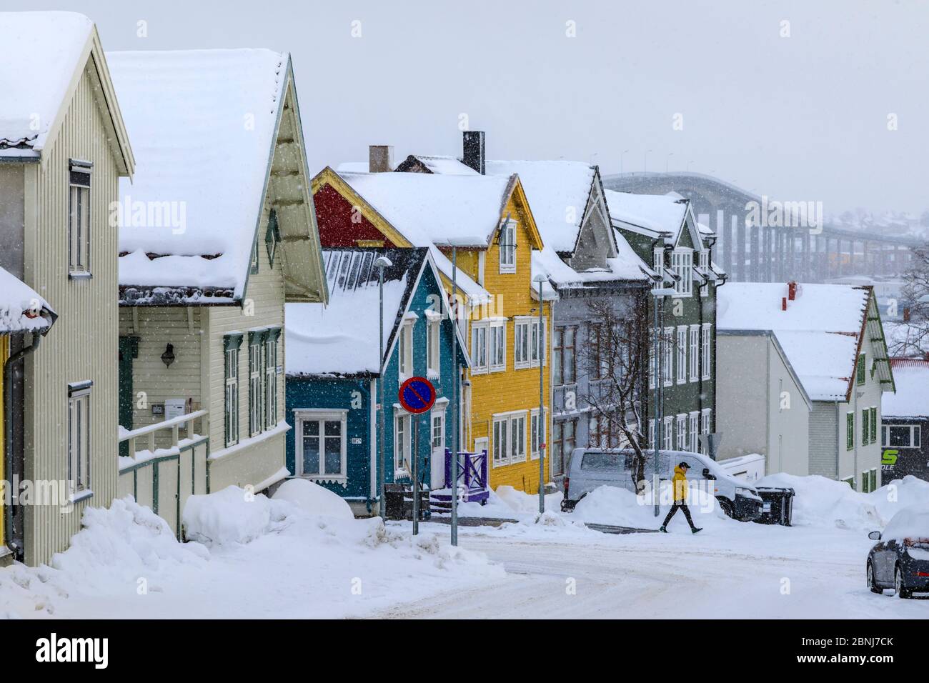 Maisons en bois historiques colorées, Pont, neige épaisse en hiver, Tromso, Troms og Finnmark, cercle arctique, Norvège du Nord, Scandinavie, Europe Banque D'Images