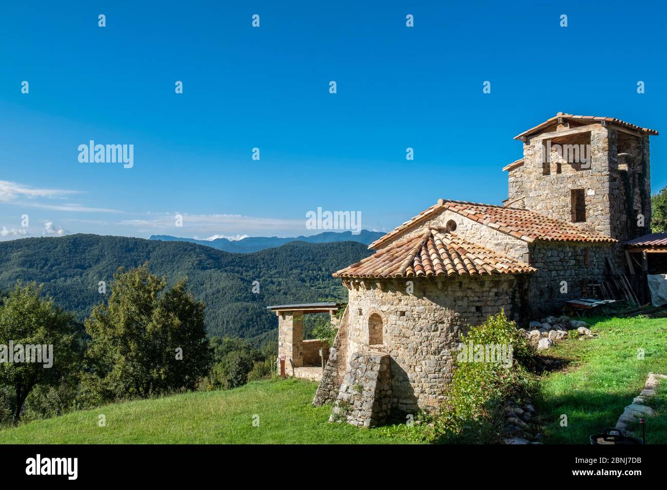 Église normande Sant Marti de Toralles et Parc naturel de la zone volcanique de Garrotxa, Pyrénées, Catalogne, Espagne, Europe Banque D'Images