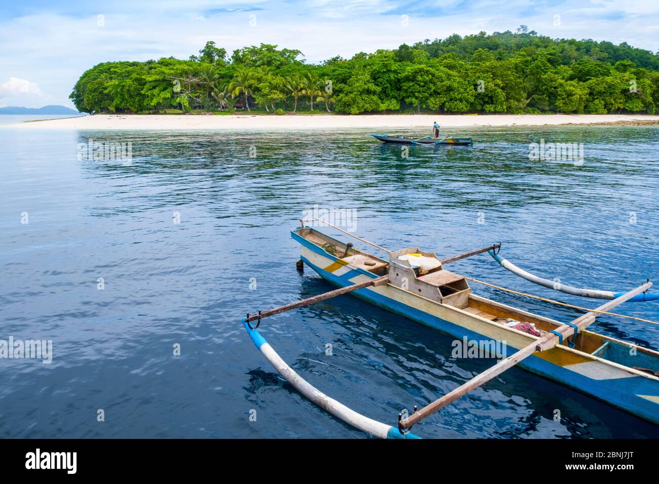 Un pêcheur local et un canot de l'outrigger traditionnel au large de la plage, île de Molana, Ambon, Maluku, îles Spice, Indonésie, Asie du Sud-est, Asie Banque D'Images