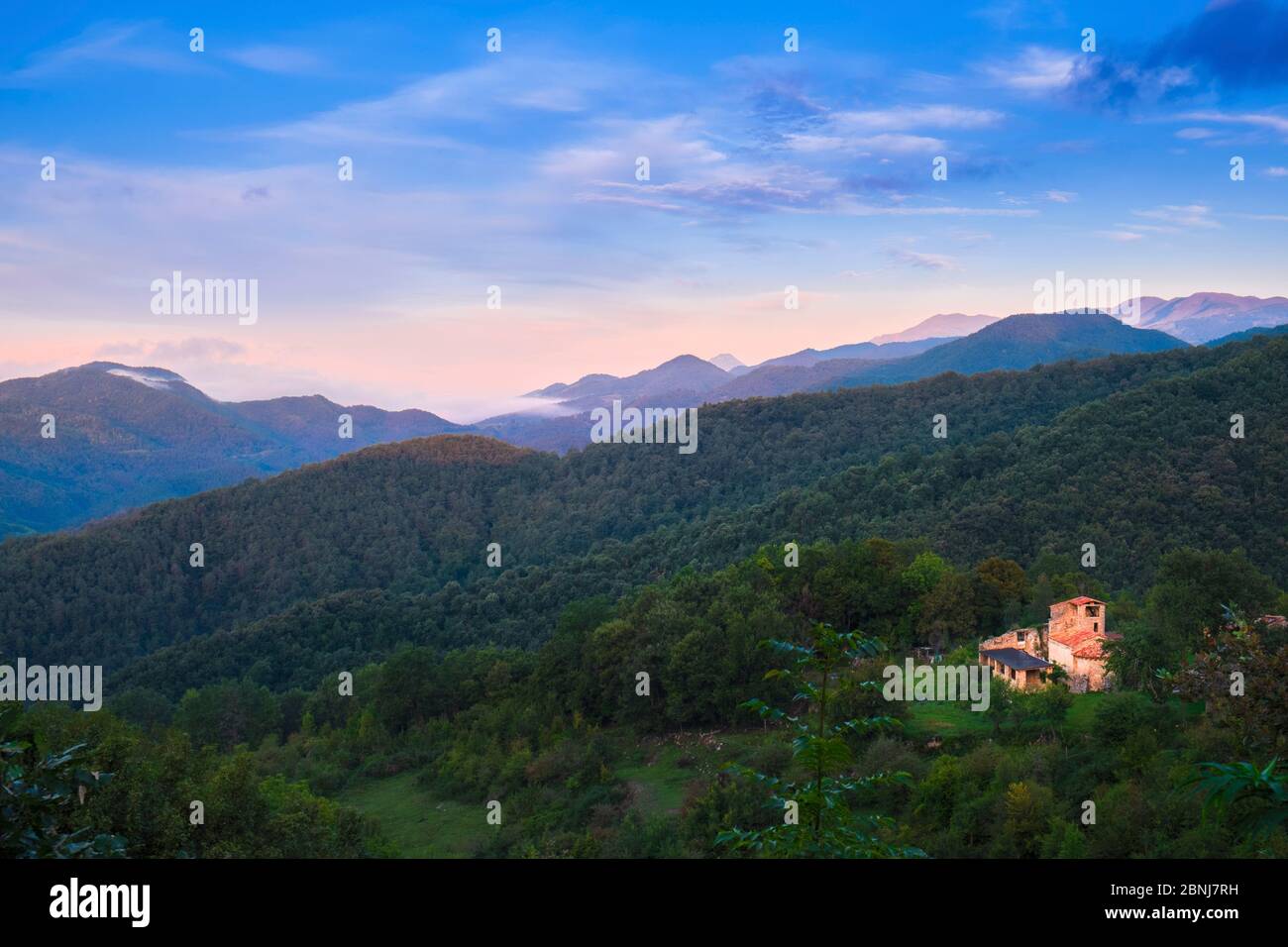 Vue sur le Parc naturel de la zone volcanique de la Garrotxa vers les contreforts des Pyrénées, Garrotxa, Gérone, Catalogne, Espagne, Europe Banque D'Images