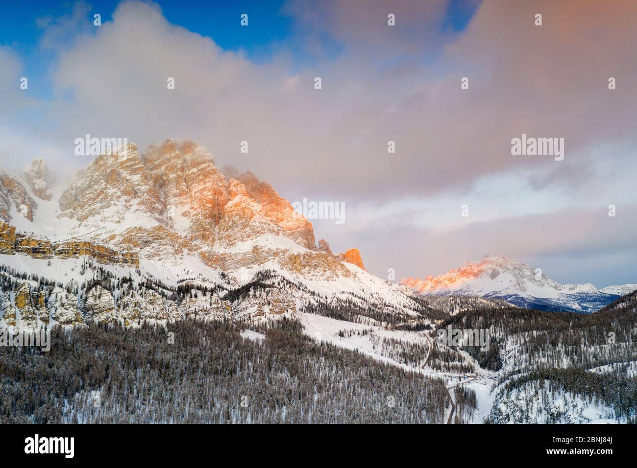 Lever de soleil sur Monte Cristallo et Passo Tre Croci entouré de bois enneigés, Dolomites, province de Belluno, Vénétie, Italie, Europe Banque D'Images