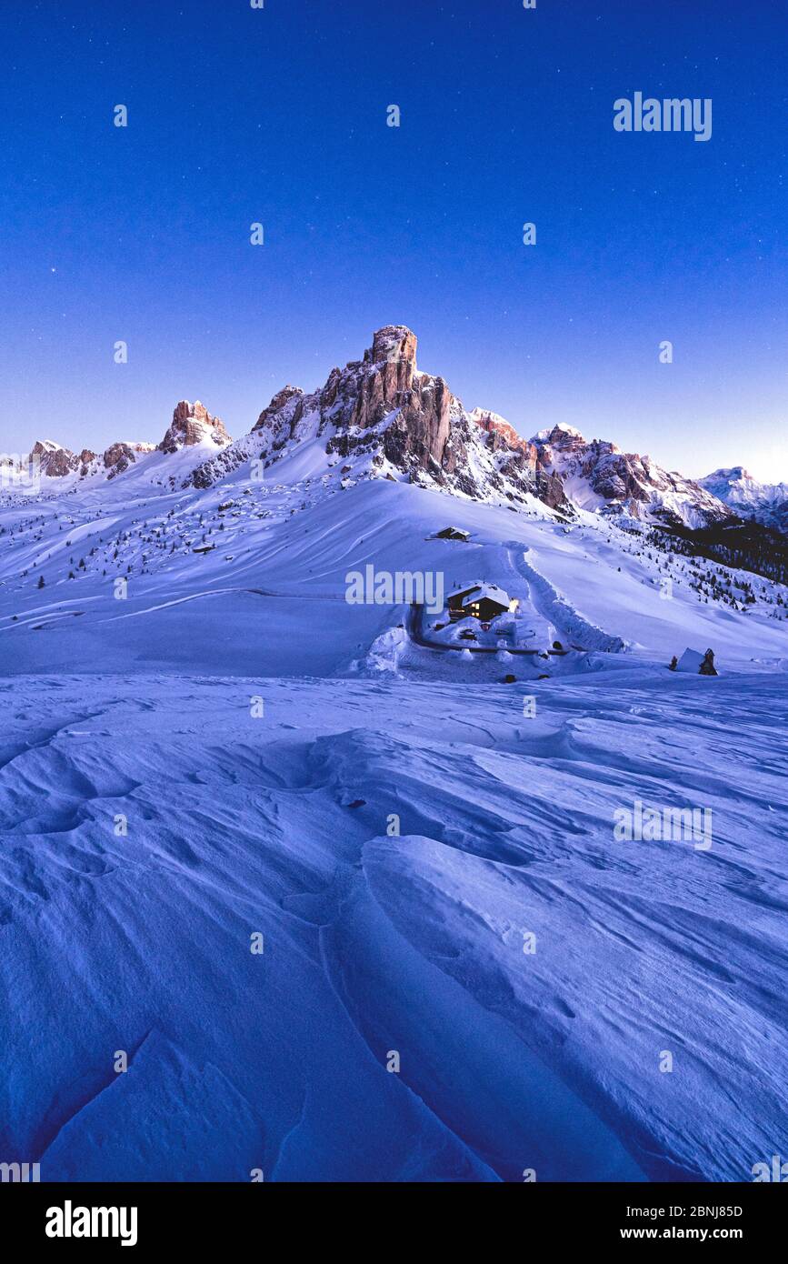 Ciel étoilé au crépuscule sur la montagne Ra Gusela entourée de neige fraîche, col de Giau, Dolomites, province de Belluno, Vénétie, Italie, Europe Banque D'Images