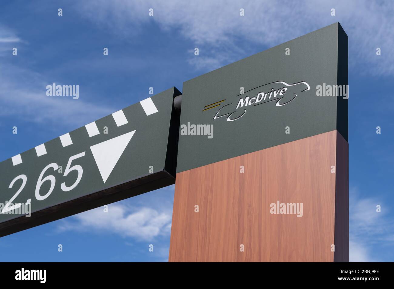 Mcdrive sign with mcdonalds logo Banque de photographies et d’images à ...