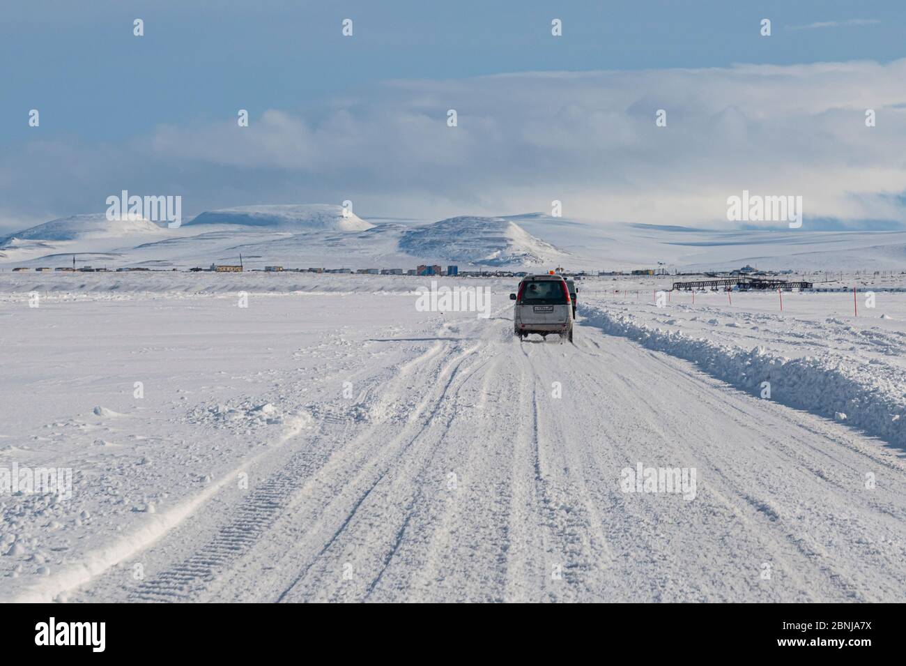 Route de glace au-dessus du Liman d'Anadyrsky, Anadyr, ville la plus à l'est de la Russie, Okrug autonome de Chukotka, Russie, Eurasie Banque D'Images