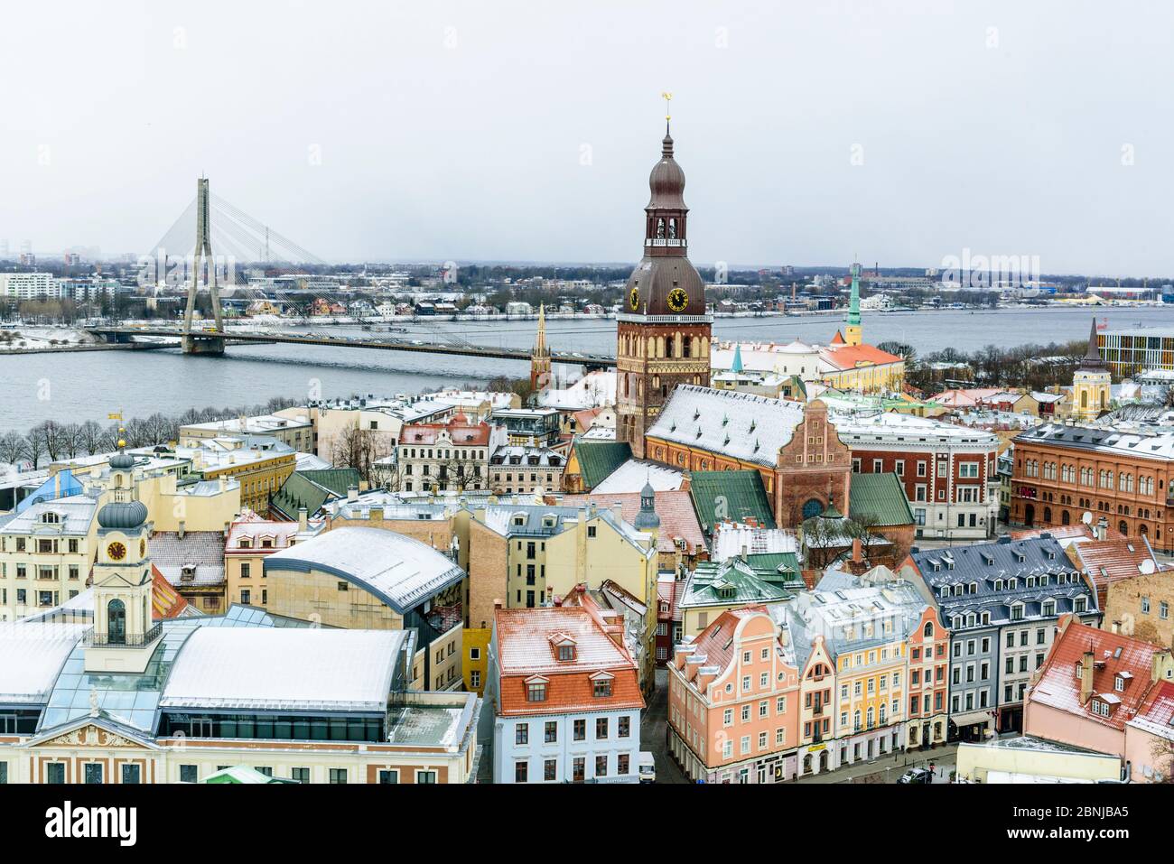 Vue sur le centre-ville de Riga et la rivière Daugava, avec ses toits enneigés, site classé au patrimoine mondial de l'UNESCO, Riga, Lettonie, Europe Banque D'Images