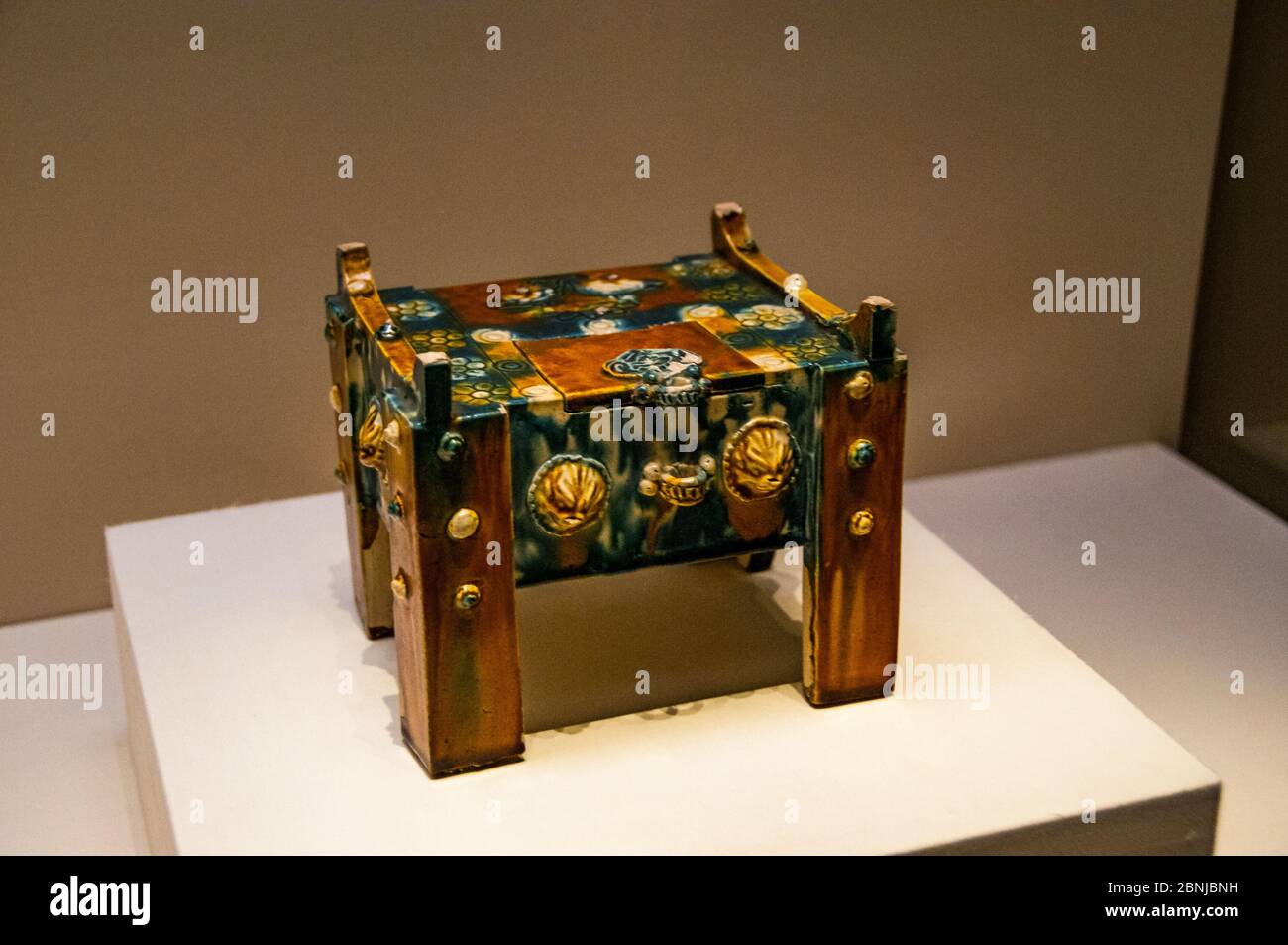 La poterie vernissée trois couleurs cabinet dans le Musée National de Chine, Beijing. Date de la dynastie des Tang Banque D'Images
