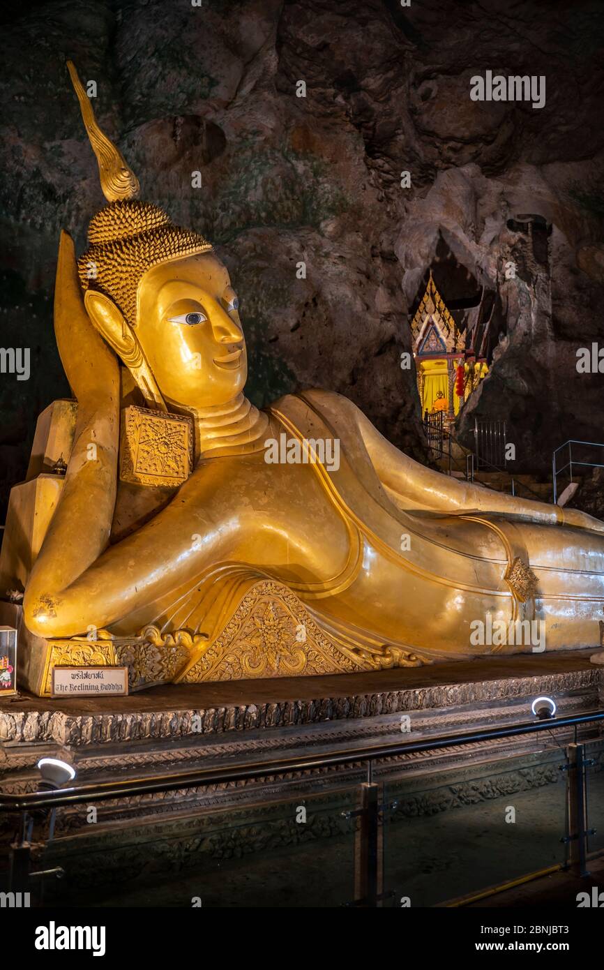 Bouddha couché à Wat Suwan Kuha (Temple de la grotte), Grotte de Bouddha à Phang Nga, Thaïlande, Asie du Sud-est, Asie Banque D'Images