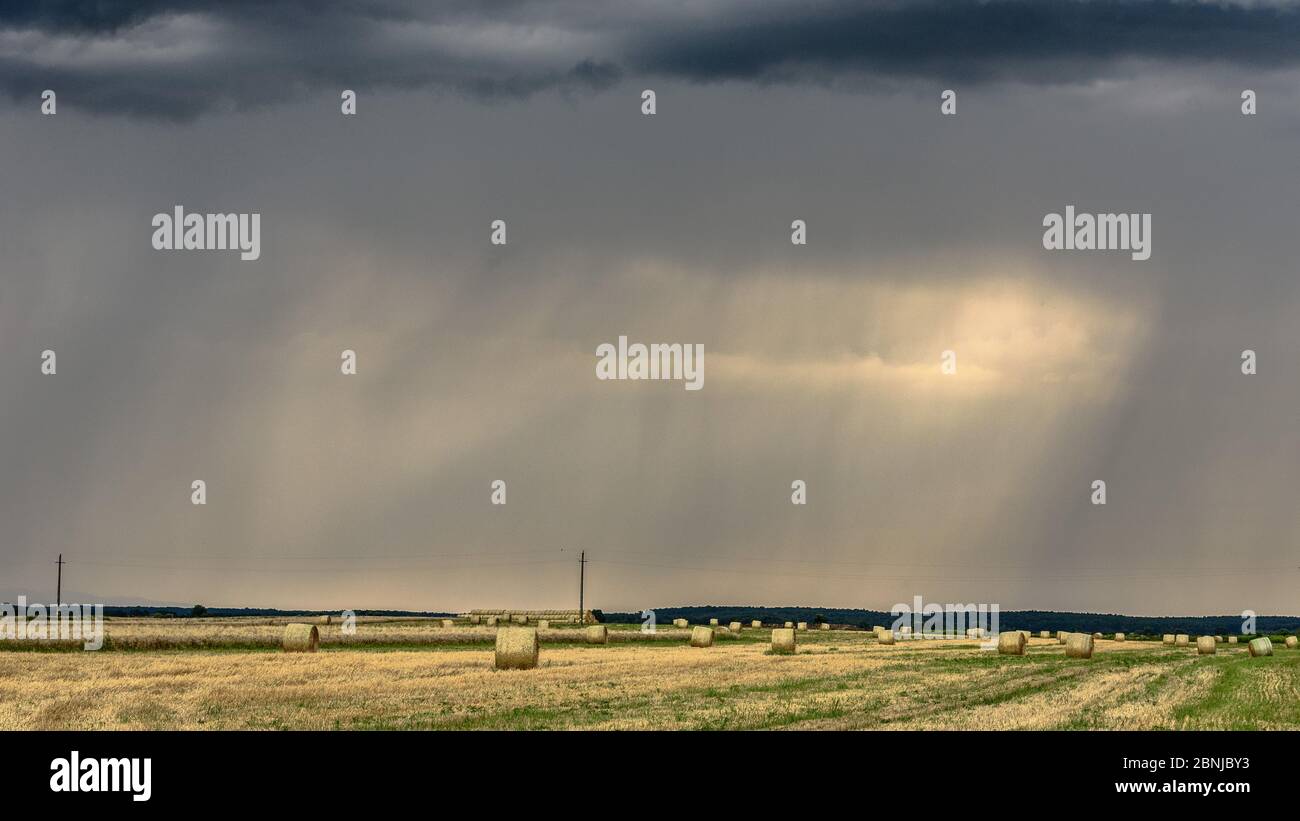 Tempête sur un champ avec des balles de foin dans l'ouest de la Hongrie Banque D'Images