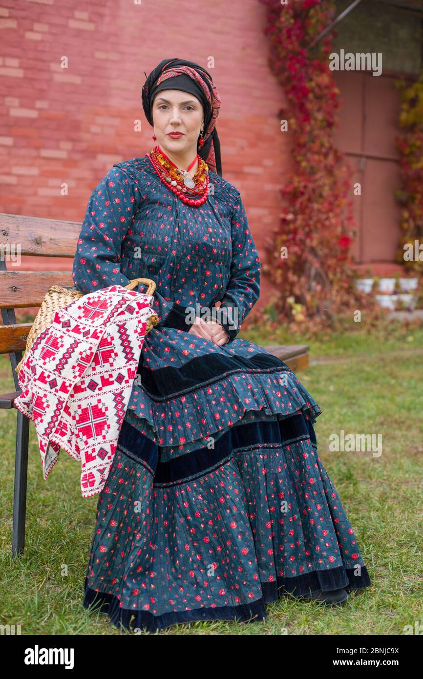 Femme avec un panier en vetements retro du XIXe siecle. Vetements anciens de la fin du XIXe siecle. Belle robe et jupe sur une femme. Perles et Photo Stock Alamy