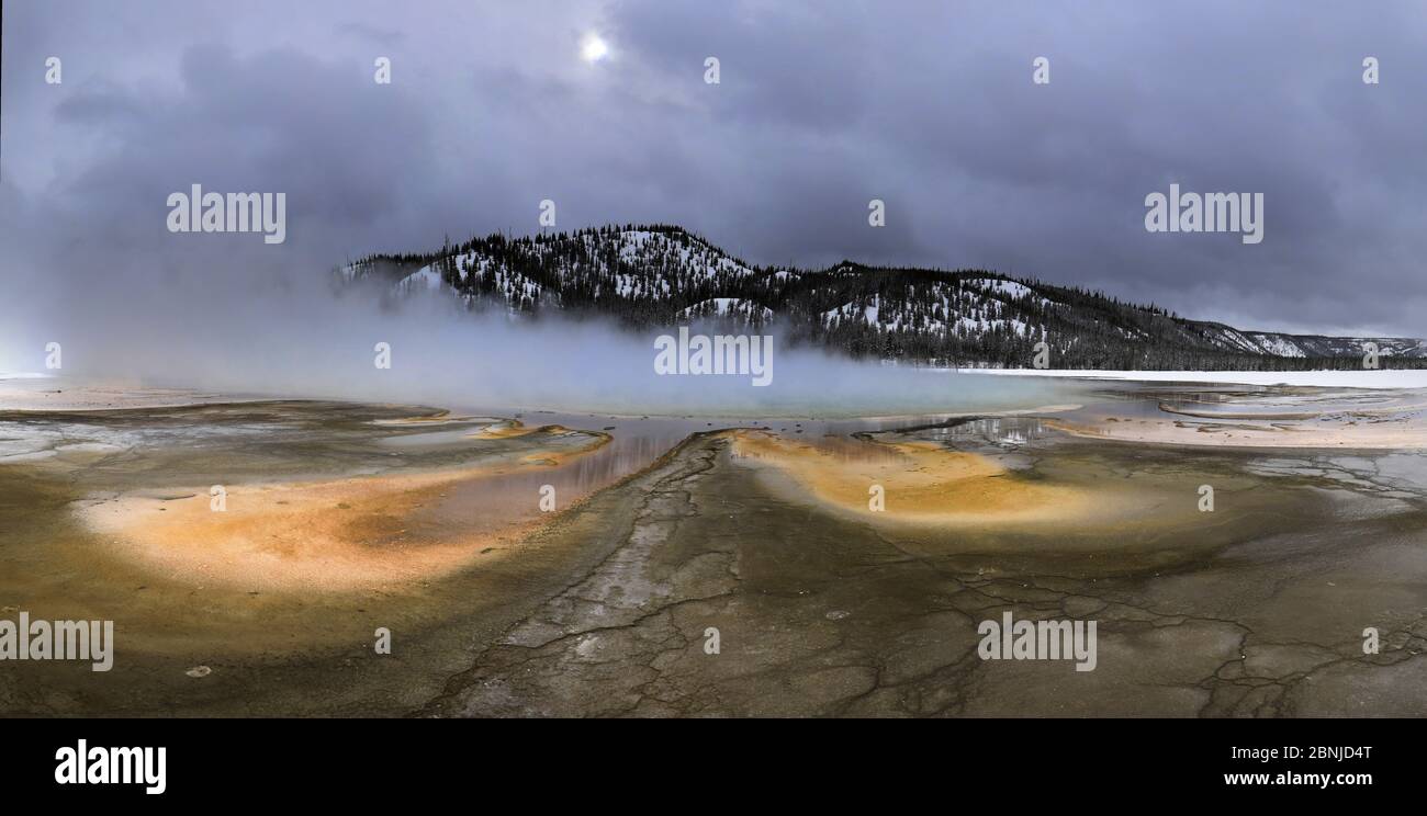 Grand Prismatic Spring et tapis bactériens, Midway Geyser Basin, Parc national de Yellowstone, Comté de Teton, Wyoming, États-Unis d'Amérique, North Amer Banque D'Images