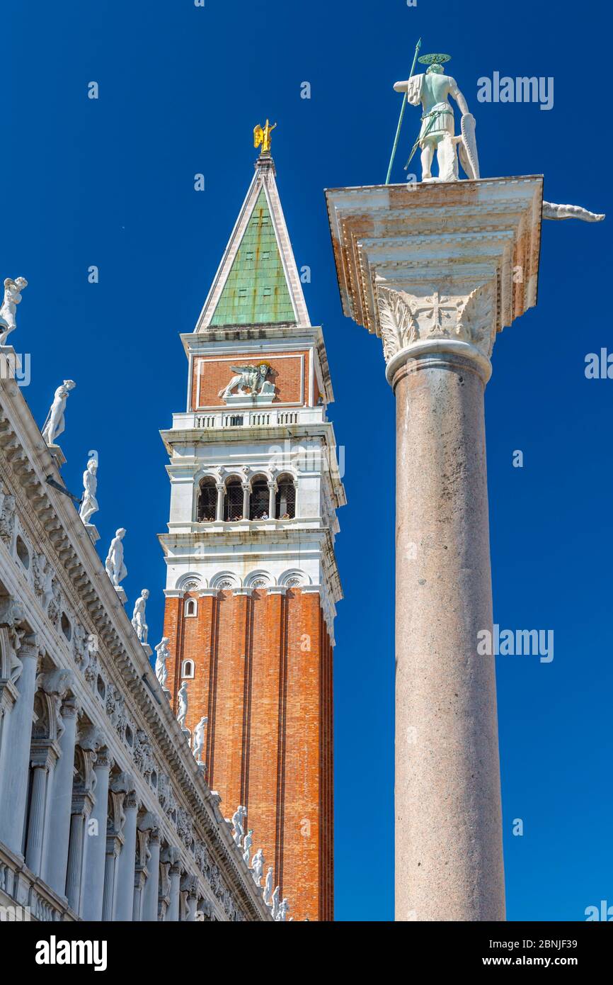 Vue sur le Campanile et la statue de la place Saint-Marc, Venise, site classé au patrimoine mondial de l'UNESCO, Vénétie, Italie, Europe Banque D'Images