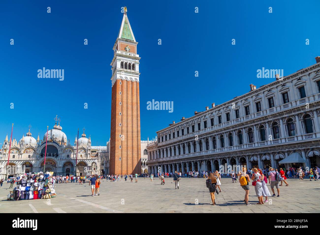 Vue sur Campanile et visiteurs de la place Saint-Marc et du ciel bleu, Venise, site classé au patrimoine mondial de l'UNESCO, Vénétie, Italie, Europe Banque D'Images