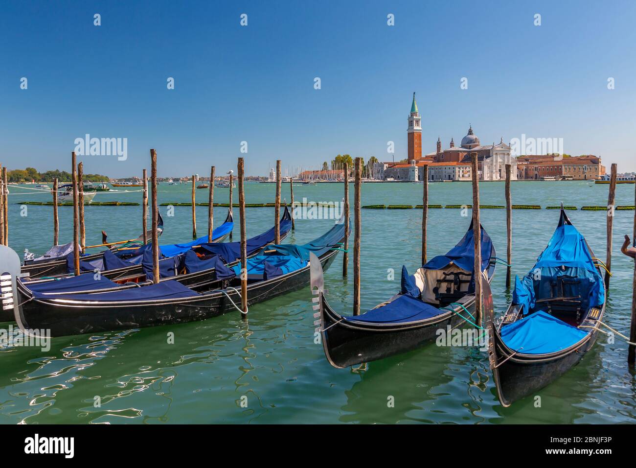 Vue sur les gondoles et San Giorgio Maggiore et Lido, Venise, site classé au patrimoine mondial de l'UNESCO, Vénétie, Italie, Europe Banque D'Images