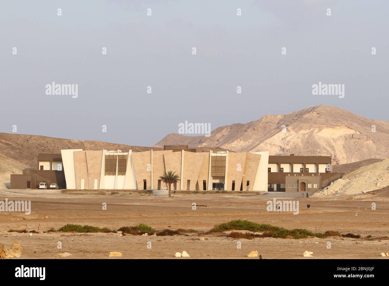 Hôtel-musée conçu pour se fondre dans les montagnes environnantes à Ras Al Jinz Turtle Reserve, une destination touristique populaire, d'Oman, novembre 2012. Banque D'Images