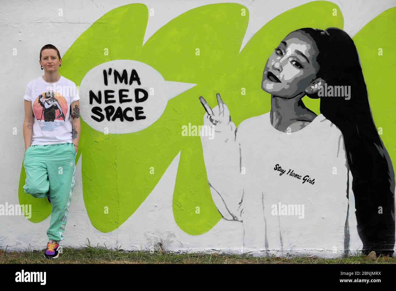 Artiste irlandais Emmalene Blake avec sa fresque d'Ariana Grande dans le sud de Dublin. C'est la dernière de la série « Stay at Home » de l'artiste de Dublin qui encourage les gens à s'en tenir à la distanciation sociale. Les autres artistes ont été Dua Lipa, TIA et Tamera Mowry, Cardi B, Robyn, The police, Ice Cube, Pinky and the Brain et David Bowie. Voir PA Story SANTÉ coronavirus Irlande. Le crédit photo devrait se lire : Brian Lawless/PA Wire Banque D'Images