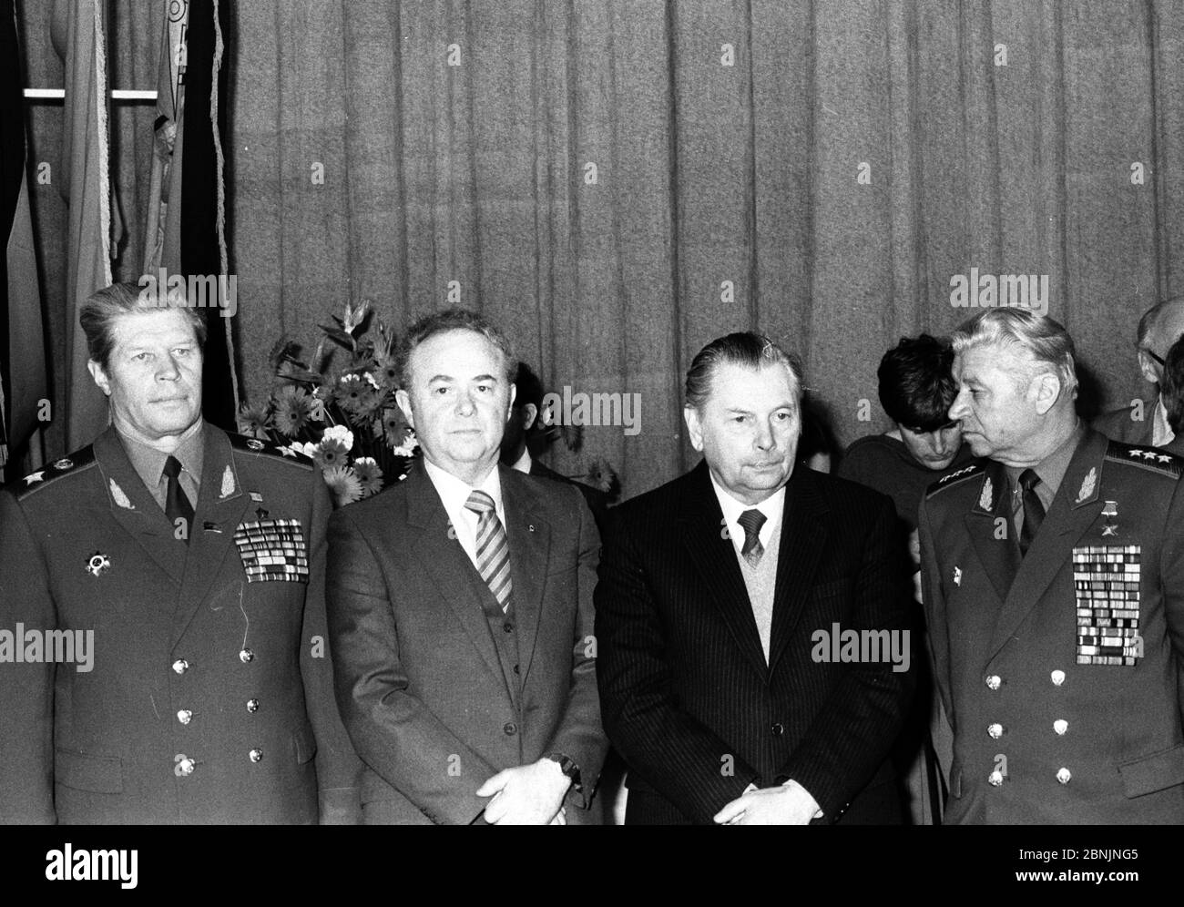 25 avril 1985, Saxe, Torgau: Célébration - le 40e anniversaire de la rencontre sur l'Elbe à Torgau par les troupes soviétiques et américaines est célébré le 25 avril 1985. Ce jour-là, les anciens soldats des deux armées se rencontreront. Date exacte de l'enregistrement inconnue. Photo: Volkmar Heinz/dpa-Zentralbild/ZB Banque D'Images