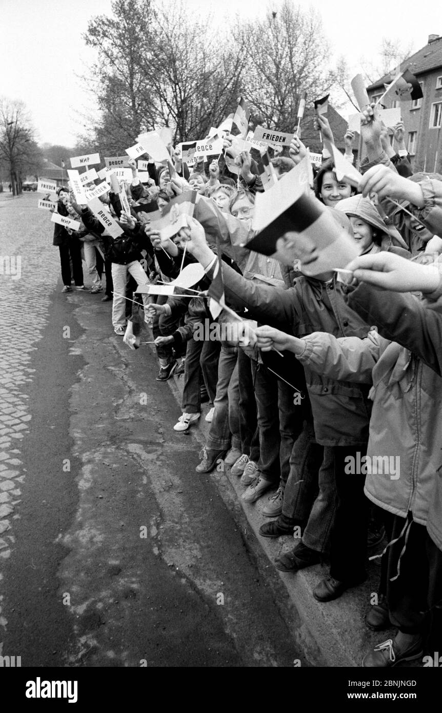 25 avril 1985, Saxe, Torgau: Les pionniers - le 40ème anniversaire de la rencontre sur l'Elbe à Torgau par les troupes soviétiques et américaines est célébré le 25 avril 1985. C'est l'occasion pour les anciens soldats des deux armées de se rencontrer. Date exacte de l'enregistrement inconnue. Photo: Volkmar Heinz/dpa-Zentralbild/ZB Banque D'Images