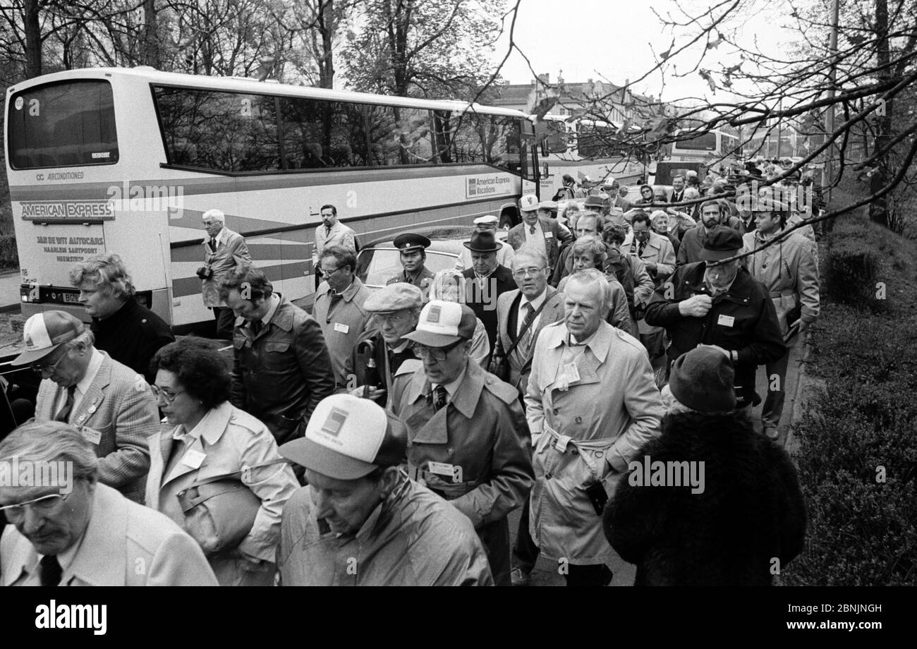 25 avril 1985, Saxe, Torgau: À Elbbr·ºcke - le 40e anniversaire de la rencontre de l'Elbe à Torgau par les troupes soviétiques et américaines est célébré le 25 avril 1985. Ce jour-là, les anciens soldats des deux armées se rencontrent. Date exacte de l'enregistrement inconnue. Photo: Volkmar Heinz/dpa-Zentralbild/ZB Banque D'Images