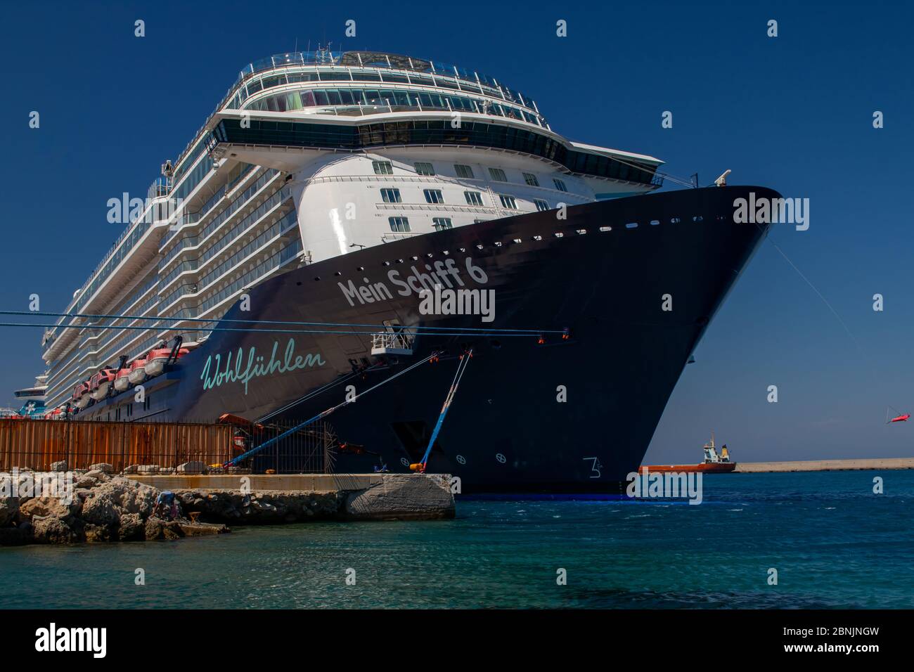 Rhodes, Grèce - 3 juillet 2019: Le bateau de croisière Mein Schiff 6 de la compagnie maritime TUI Cruises GmbH amarré dans le port de l'île Rhodes, GRE Banque D'Images