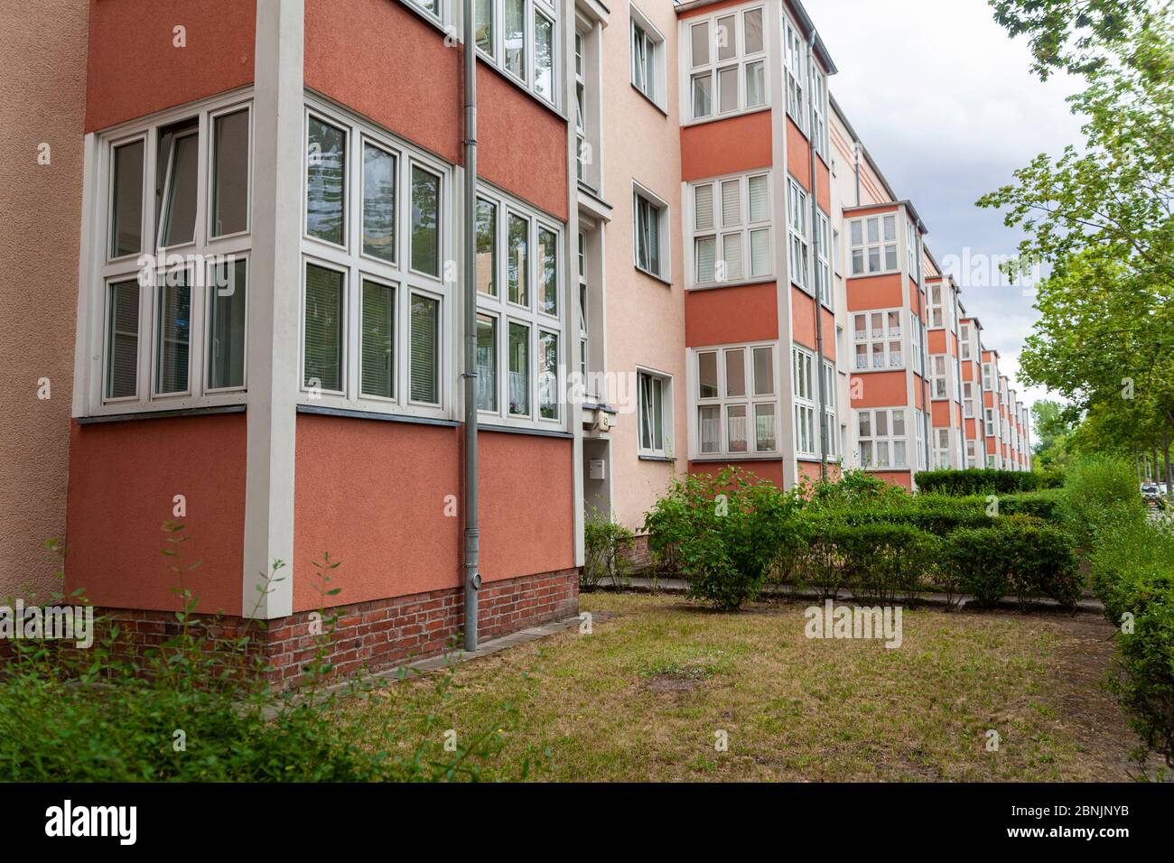 Blocs d'appartement dans une rangée dans la banlieue de Berlin Banque D'Images