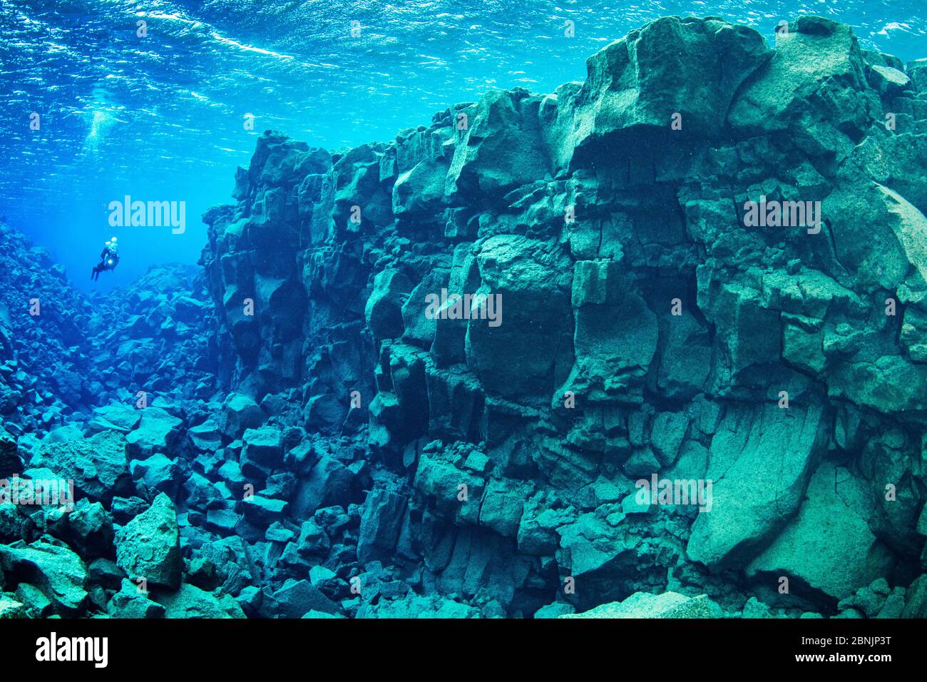 Plongée sous-marine à Davíosgja, une fissure située dans le lac Thingvellir, pas aussi célèbre que Silfra mais un favori avec les plongeurs locaux, Parc national de Thingvellir, Banque D'Images