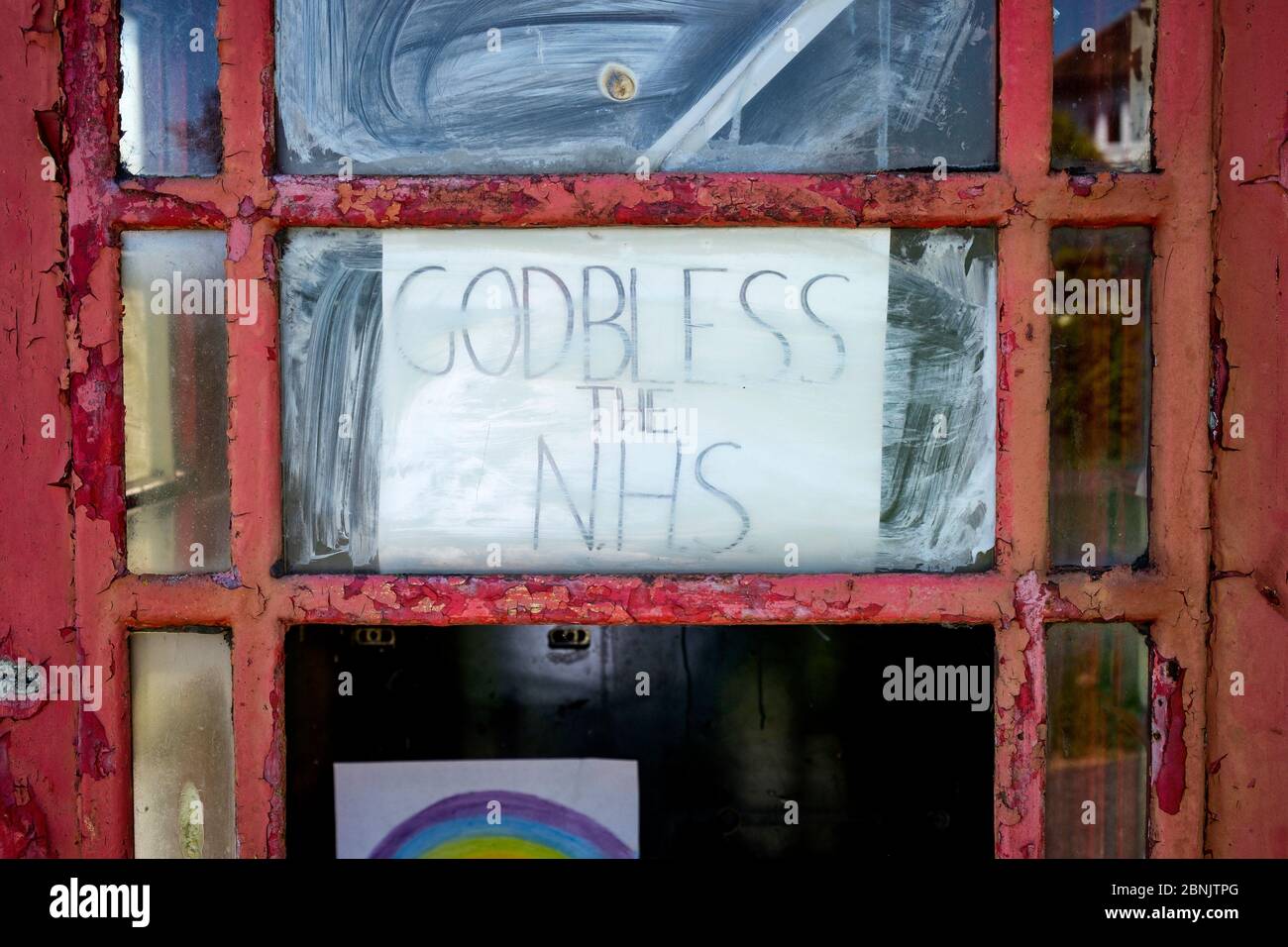 Des dessins arc-en-ciel (symbole de soutien pour les personnes qui veulent montrer leur solidarité avec les travailleurs du NHS) sont illustrés dans la boîte téléphonique de Chippenham Wilts Banque D'Images