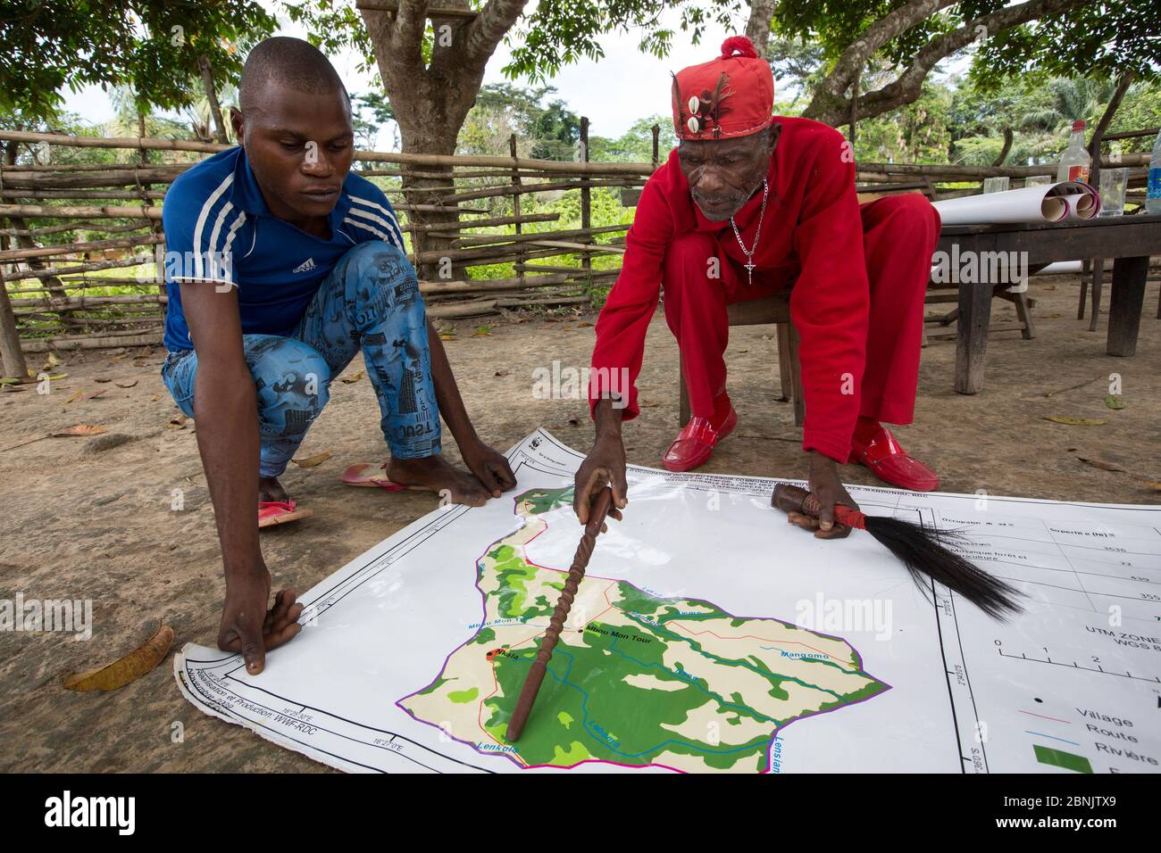 L'ONG m'boumontour soutient différents types de projets de conservation au sein de la communauté dans le but de protéger les populations locales de Bonobo (Pan paniscu Banque D'Images