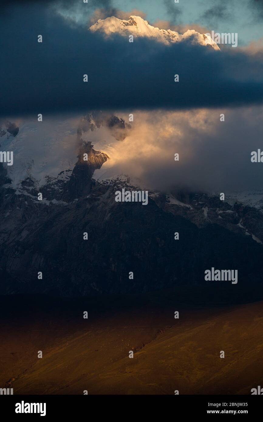 Cordillera Blanca au crépuscule, parc national Huscaran, Andes, Pérou Banque D'Images