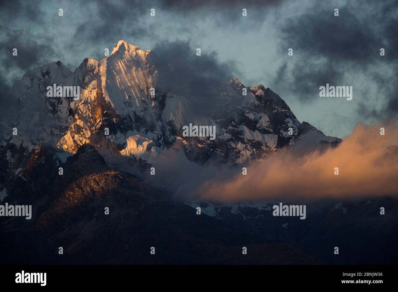 Cordillera Blanca au crépuscule, parc national Huscaran, Andes, Pérou Banque D'Images