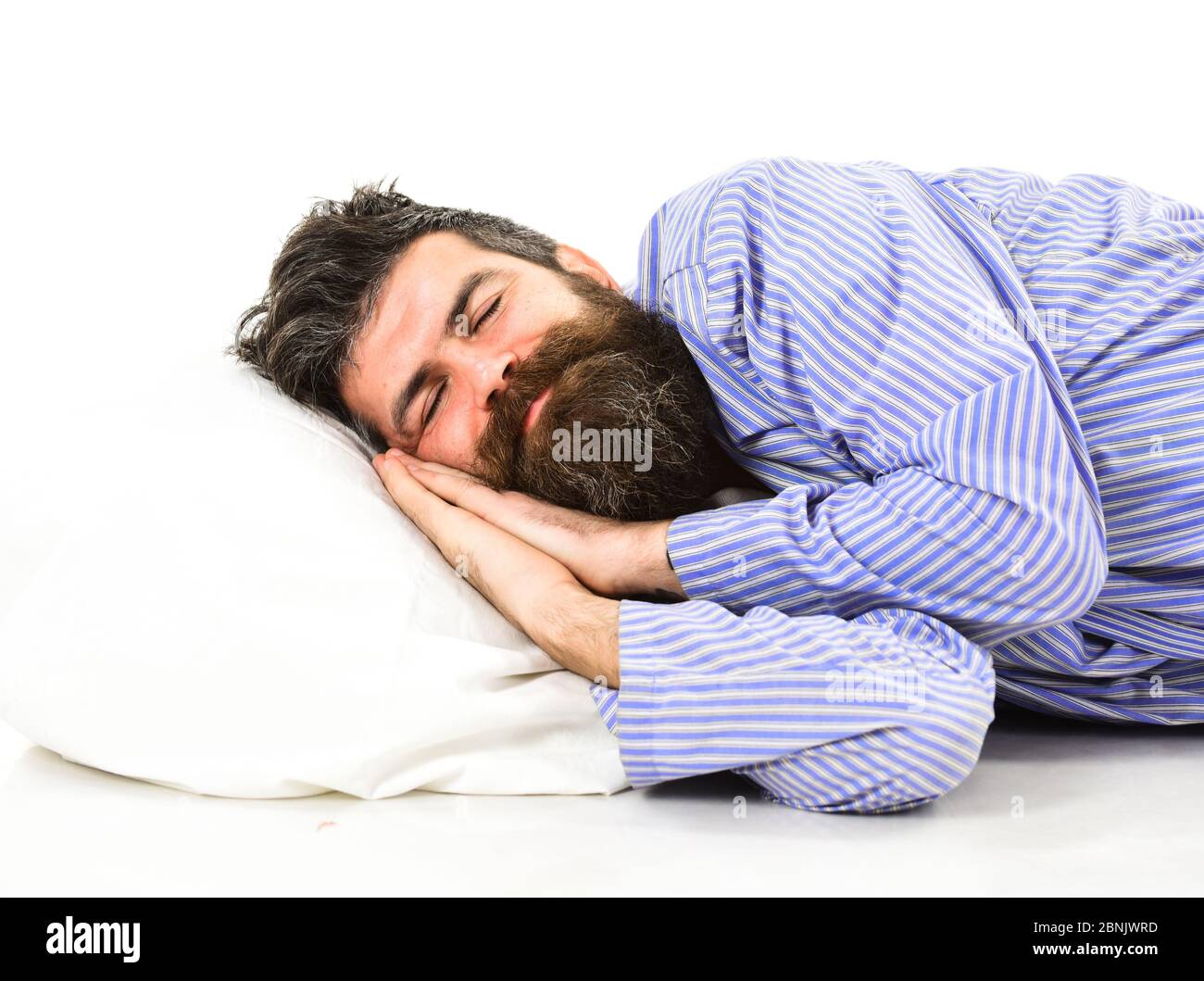 Concept Pour Bebe Un Homme Avec Une Barbe Et Une Moustache S Endormit Avec Un Peignoir Sur Fond Blanc Un Boxeur Au Visage Souriant Et Endormi Repose Sur Un Oreiller Qui Dort Comme Concept Pour Bebe Un Homme Avec Une Barbe Et Une Moustache S Endormit Avec Un Peignoir Sur Fond Blanc Un Boxeur Au Visage Souriant Et Endormi Repose Sur Un Oreiller Qui Dort Comme
