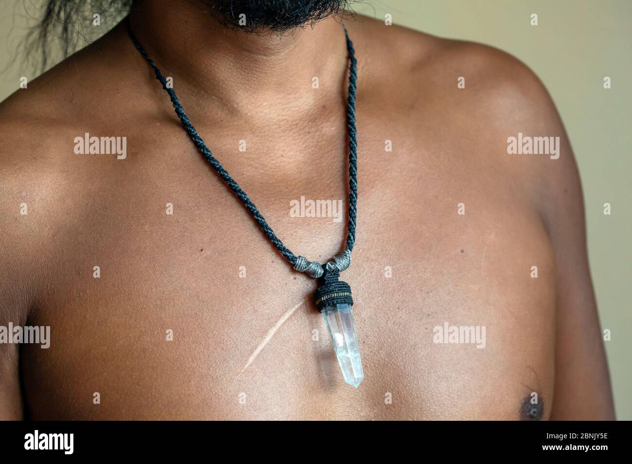 Poitrine pour homme avec collier élégant en pierre précieuse minérale  naturelle Photo Stock - Alamy