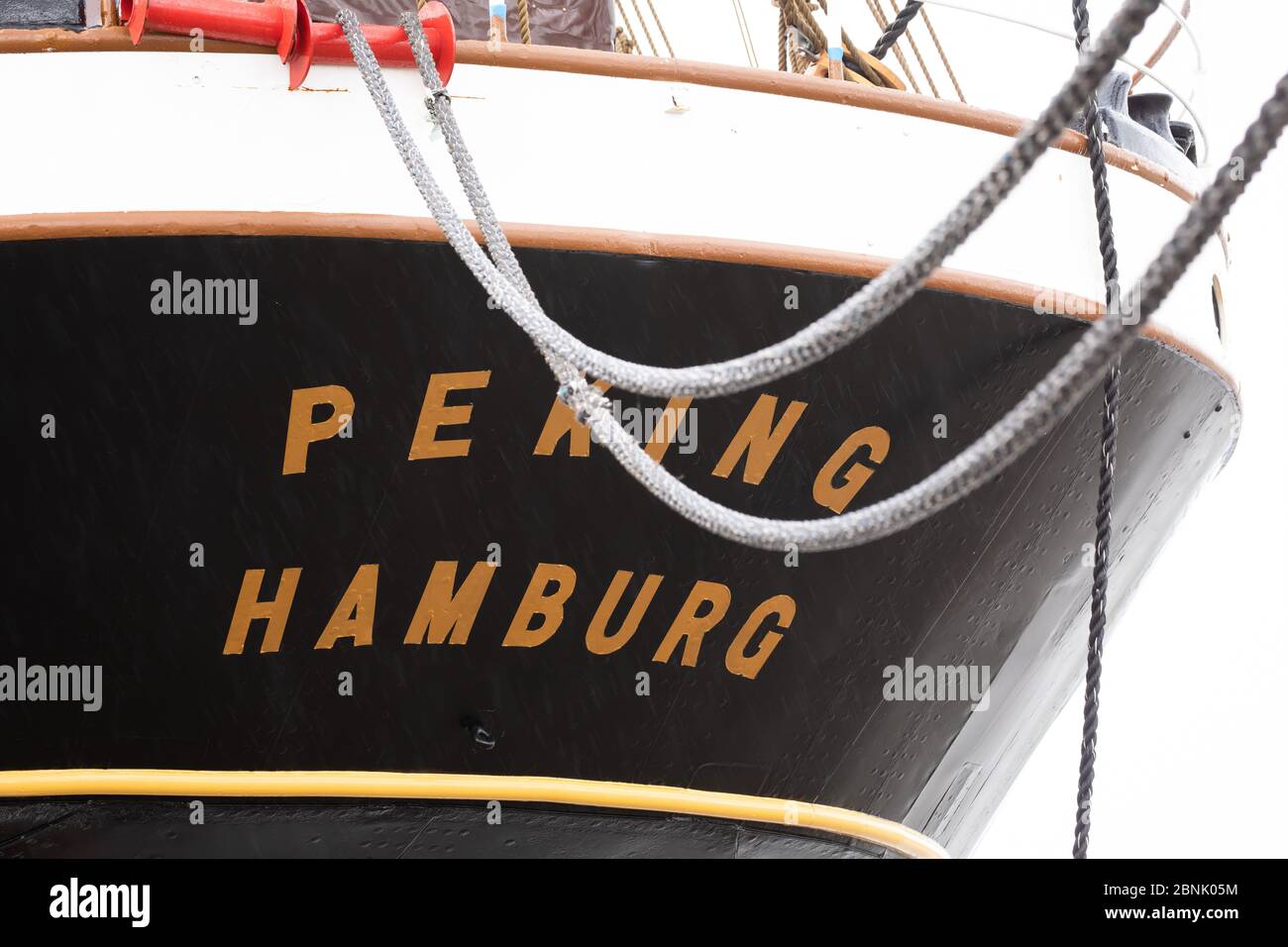 Wewelsfleth, Allemagne. 15 mai 2020. Le lettrage « Pékin Hambourg » peut être vu sur la poupe de la barque à quatre mâts « Pékin » au Peters Werft. Vendredi, le cargo, construit en 1911, a été remis à la Fondation des musées historiques de Hambourg (SHMH) après d'importants travaux de restauration. En août, 'de Hamborger Veermaster' sera transféré du chantier naval Peters Werft à Hambourg. Credit: Christian Charisius/dpa/Alay Live News Banque D'Images