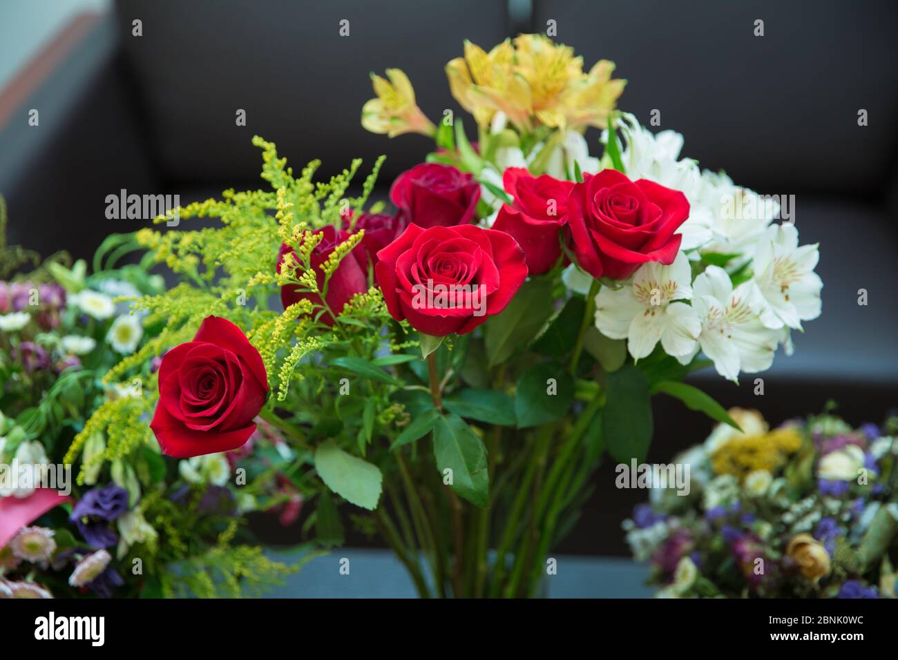 Contexte de la Saint-Valentin, jour du mariage. Les roses rouges fleuries fleurissent sur fond de bokeh hexagonal roué. Banque D'Images