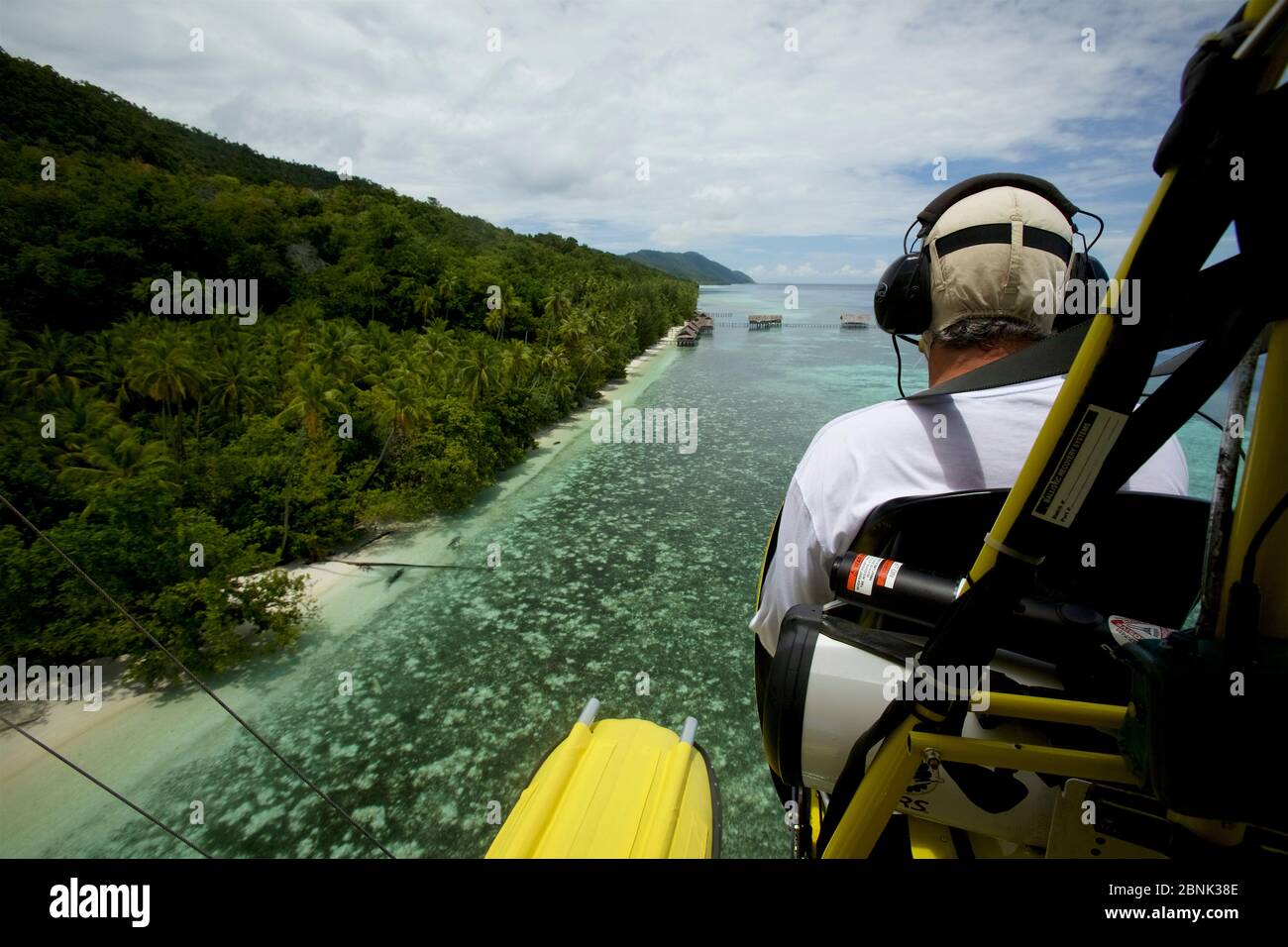 Max Ammer pilotant son avion ultra-léger après Kri Eco Resort sur l'île de Kri, Papouasie occidentale, Indonésie. Banque D'Images