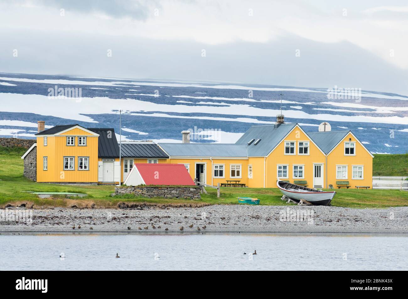 Vue de bâtiments le long des côtes, l'île de Vigur Westfjords, Islande. En juillet 2015. Banque D'Images
