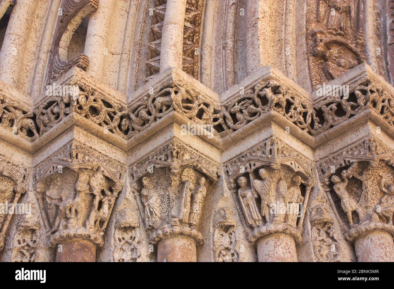 Détail de la porte de l'Almoina dans la cathédrale de style roman de Santa María à Valence. L'image montre les capitales qui composent les scènes de Banque D'Images