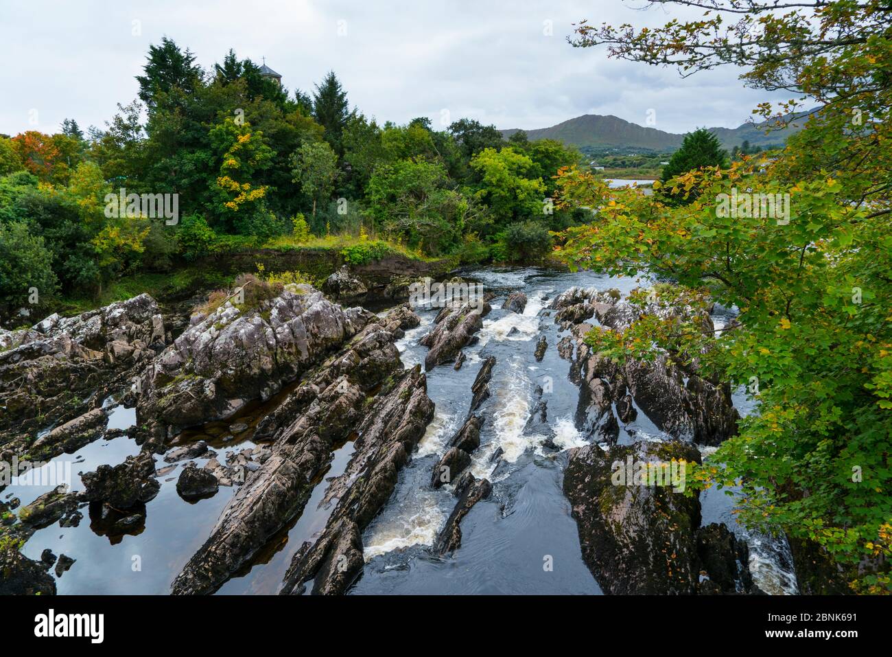 Érosion des roches sur la rivière dans le village de Sneem, le sentier de l'anneau de Kerry, la péninsule d'Iveragh, le comté de Kerry, l'Irlande, l'Europe. Septembre 2015. Banque D'Images