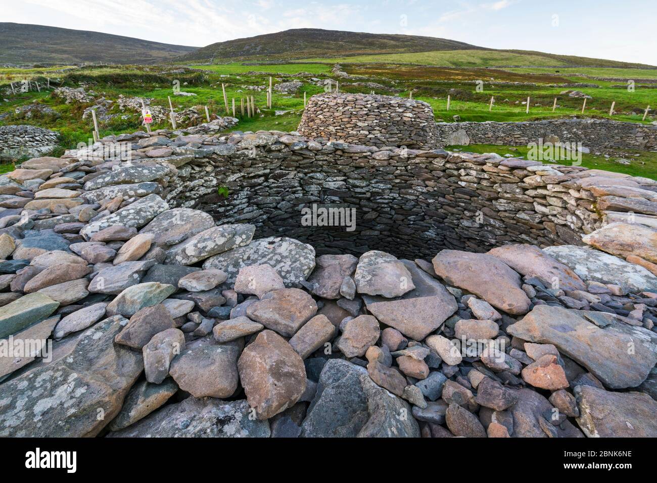 Caher Conor, cabanes de ruches Fahan, Mount Eagle, Slea Head Drive, Dingle Peninsula, Comté de Kerry, Irlande, Europe. Septembre 2015. Banque D'Images