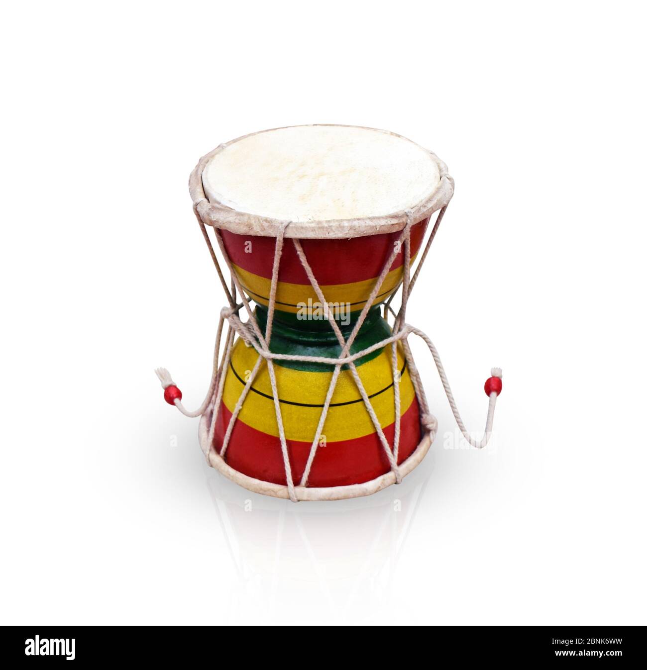 Instrument de musique de Lord Shiva appelé Damru- instrument de musique indien fabriqué par le bois et le cuir - isolé Banque D'Images