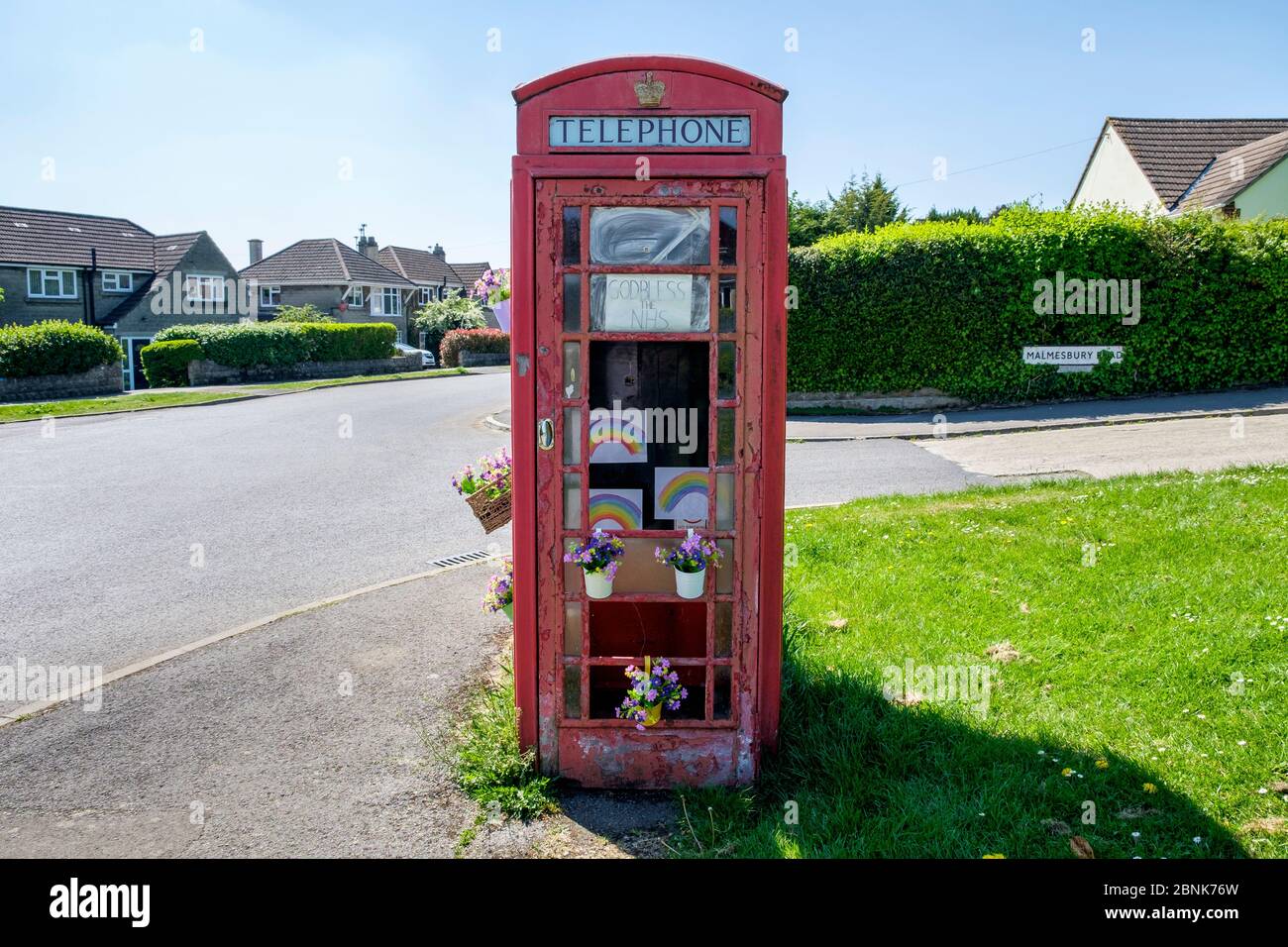Des dessins arc-en-ciel (symbole de soutien pour les personnes qui veulent montrer leur solidarité avec les travailleurs du NHS) sont illustrés dans la boîte téléphonique de Chippenham Wilts Banque D'Images