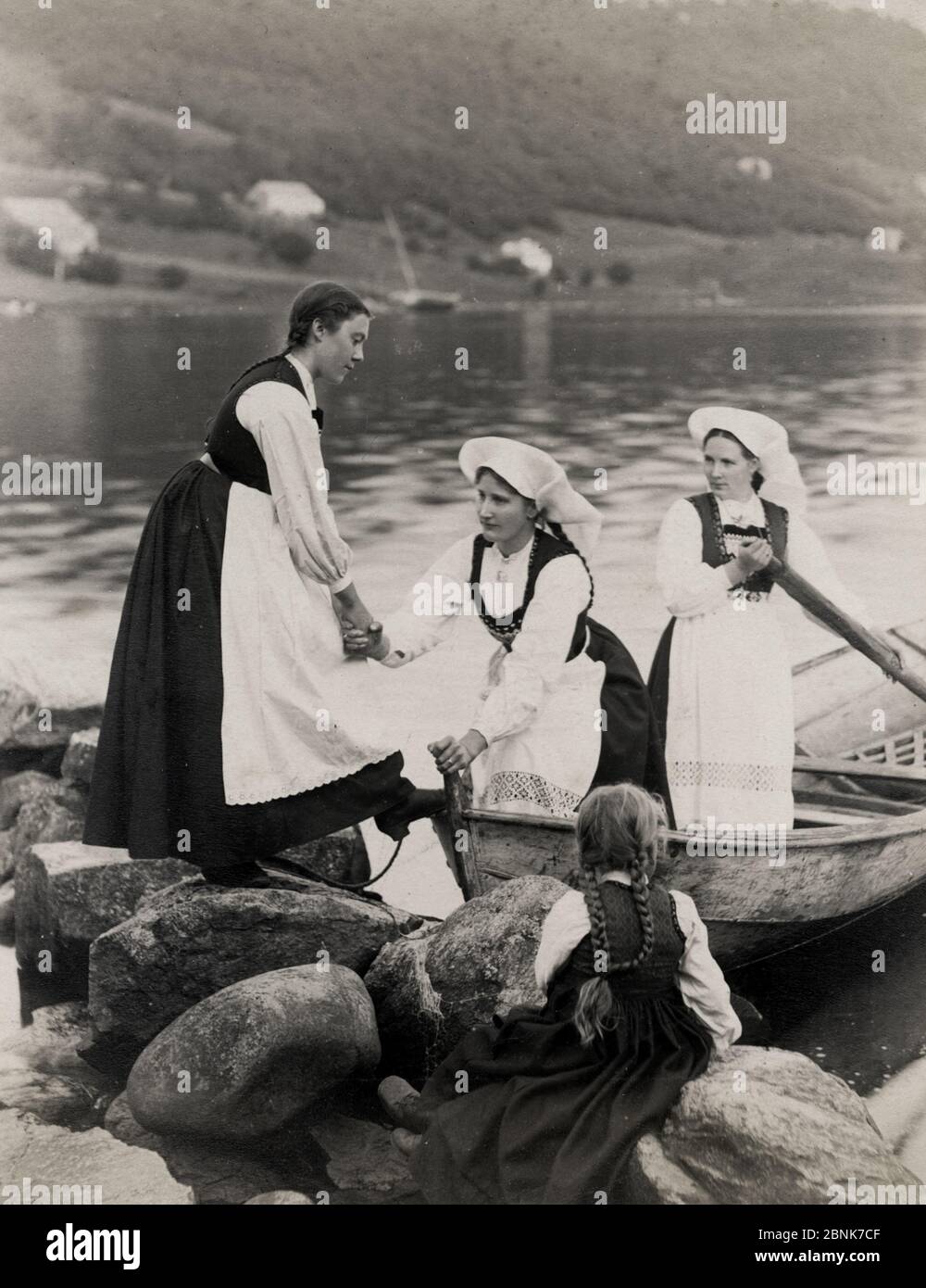 Jeune femme norvégienne en robe traditionnelle montant d'un bateau. Banque D'Images Jeune femme norvégienne en robe traditionnelle montant d'un bateau. Banque D'Images