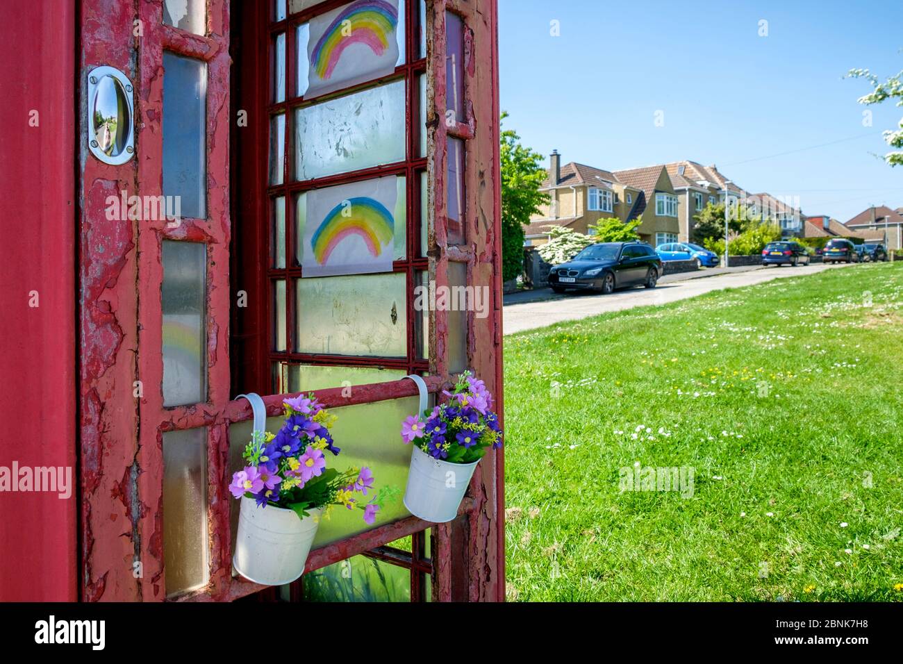 Des dessins arc-en-ciel (symbole de soutien pour les personnes qui veulent montrer leur solidarité avec les travailleurs du NHS) sont illustrés dans la boîte téléphonique de Chippenham Wilts Banque D'Images