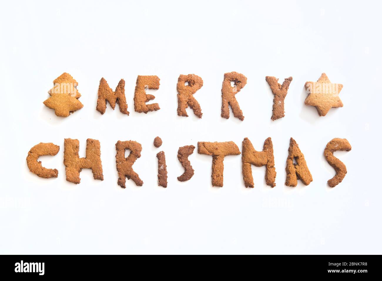 Biscuits de Noël avec les lettres Joyeux Noël 2021 Banque D'Images