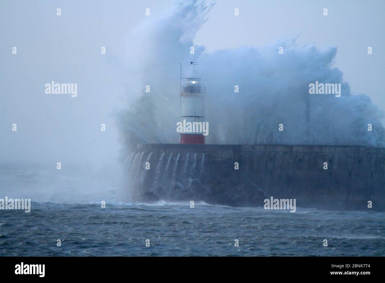 Mer de tempête dans le port de Newhaven, Sussex, Angleterre, Royaume-Uni. Octobre 2013. Banque D'Images