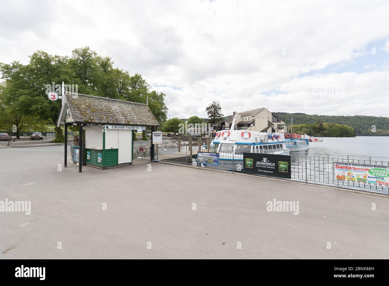 Cumbria, Royaume-Uni. 15 mai 2020. Lac Windermere Bowness sur Windermere toujours fermé pour affaires.magasins fermés ou vides et Bowness Bay Prom désertés.tous les bateaux de plaisance sont enchaînés et les guichets fermés. Les portes du parking principal sont fermées et les toilettes verrouillées et boulonnées. Le conseil touristique de Cumbria dit toujours « RESTER À L'ÉCART ». Crédit : Gordon Shoosmith/Alay Live News Banque D'Images