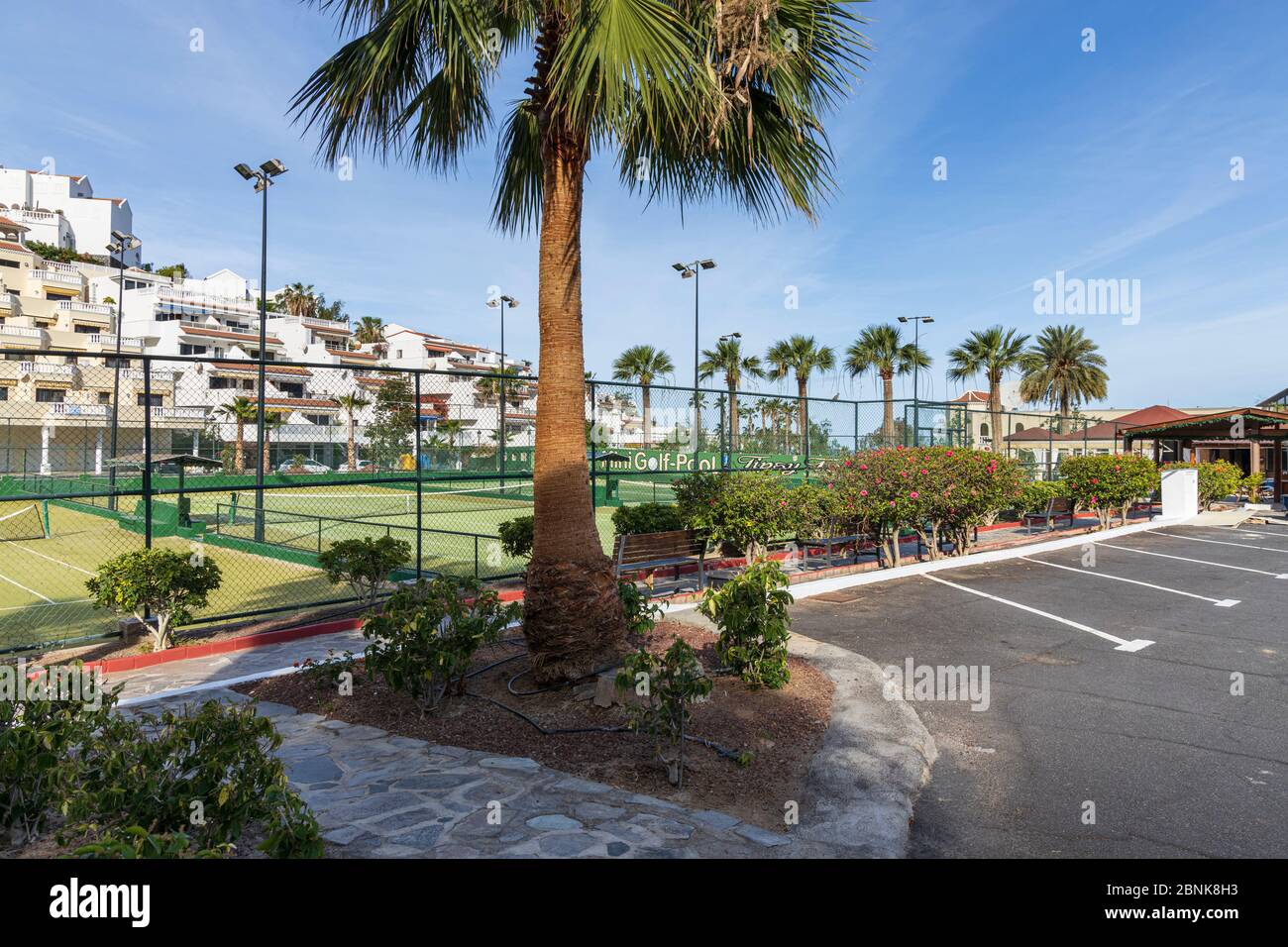 Courts de tennis inutilisés désertés à Tipsy Terrace pendant le Covid 19, verrouillage du coronavirus, Los Gigantes, Tenerife, Iles Canaries, Espagne Banque D'Images